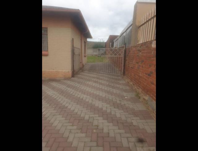 2 BEDROOM HOUSE FOR SALE IN SOUTH HILLS